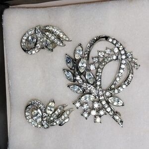 Elegant Vintage Signed Lisner Silver Toned Clear Crystal Brooch and Earrings